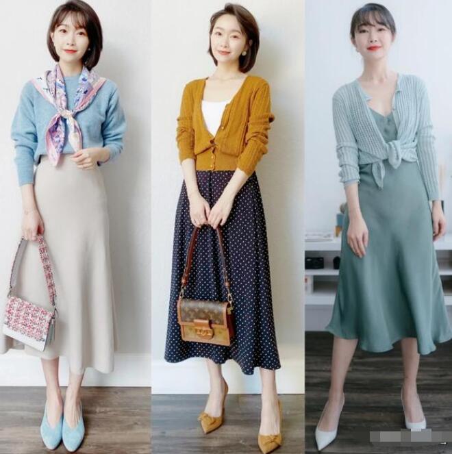 浅蓝色的针织上衣 杏色半身裙