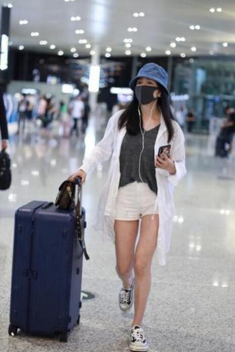 白短牛仔 深灰毛针织T恤