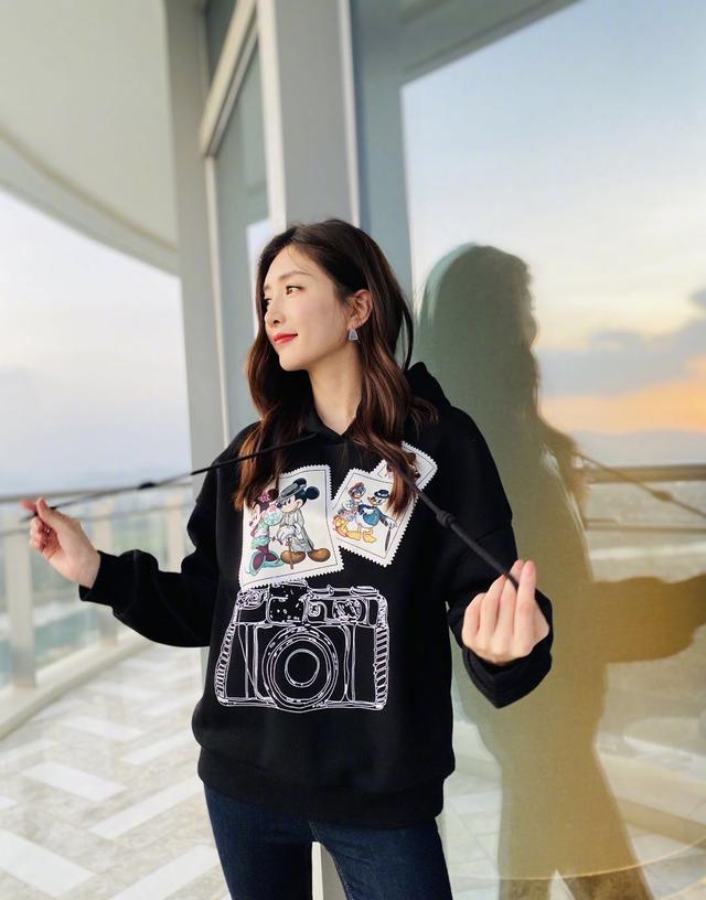 印花连帽卫衣 牛仔裤