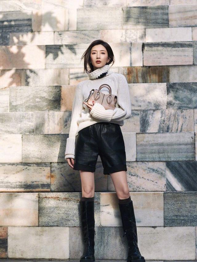 奶白色针织衫 短款皮裤