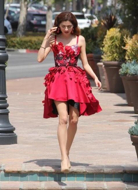 红色短裙摆裙装